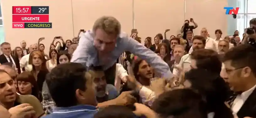 Insultos, gritos y empujones en la Comisión de diputados que debate la Reforma previsional