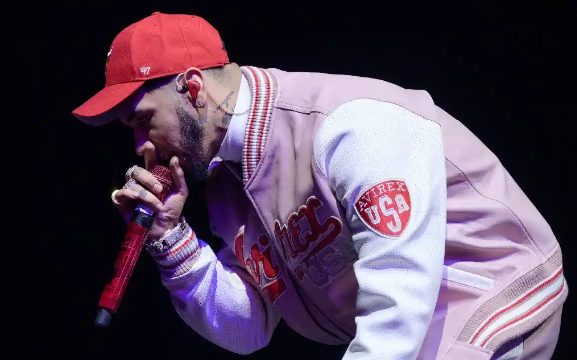 Anuel AA no solo cantó, también compartió con este funcionario