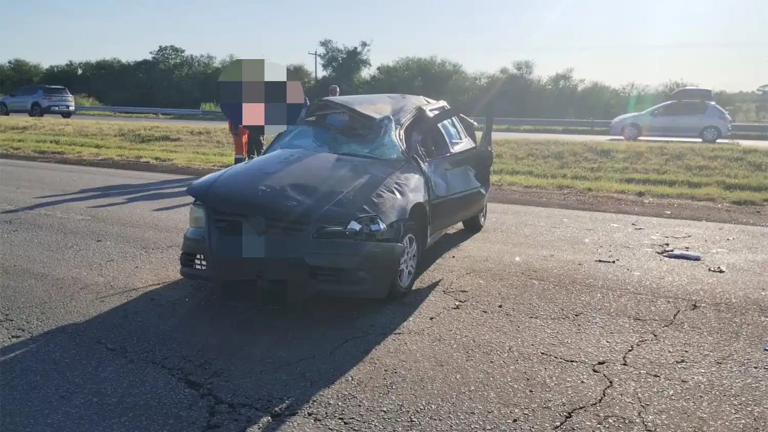 Una pareja fue internada en el Hospital Centenario tras volcar por una insólita maniobra