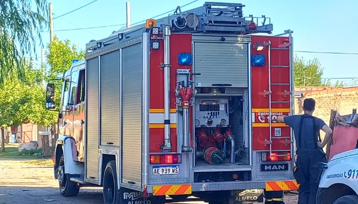 Bomberos sofocó incendio de pastizales en 3 de Febrero y calle 66