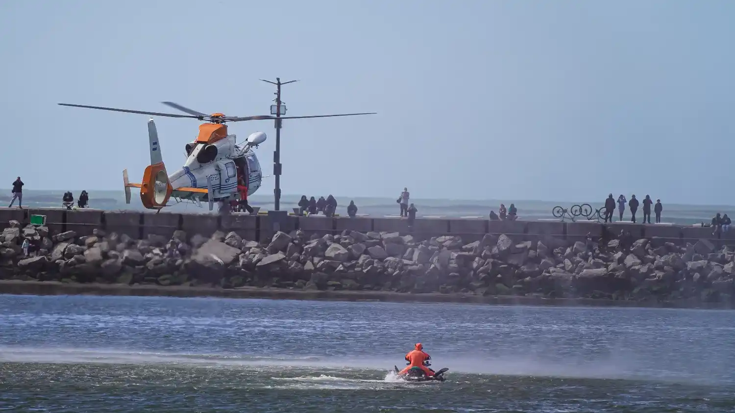 Mucha gente se acercó a Puerto Quequén para seguir el simulacro de rescate