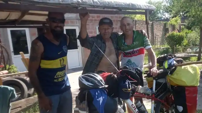 Chicho Sassale ya "es internacional" en su aventura: recorre caminos uruguayos