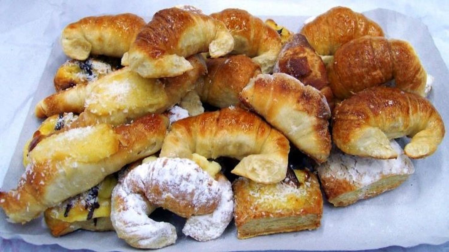 ¿Adiós a las medialunas?: Panaderos bonaerenses amenazan con dejar de producir facturas por altos costos