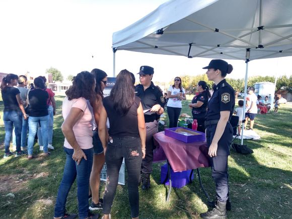 Comisaría de la Mujer lleva actividades de concientización sobre violencia de género a los barrios