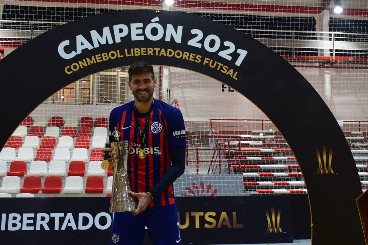 El marplatense Mariano Cardone posando con la Copa Libertadores.