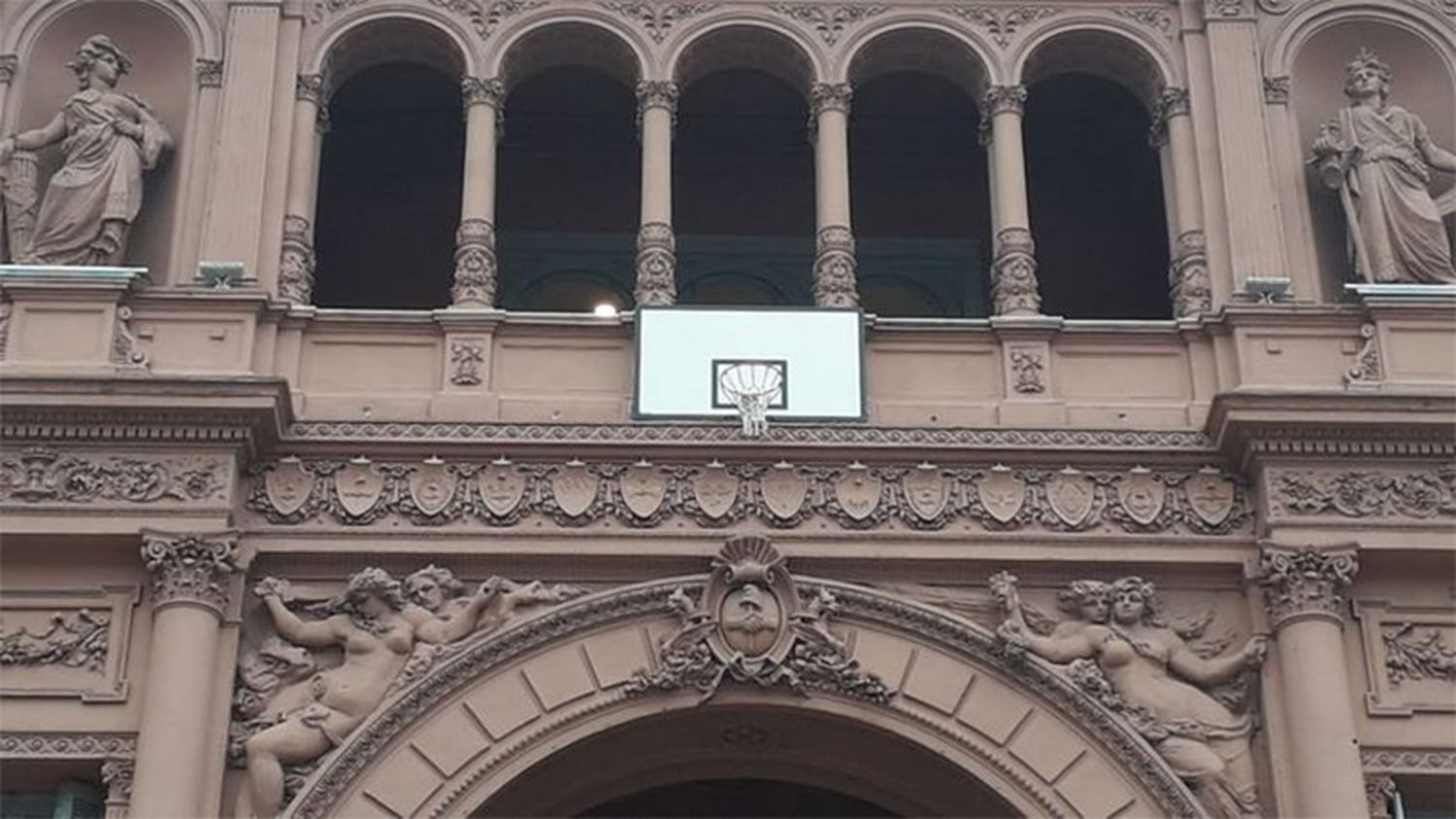 La Casa Rosada amaneció con un aro de básquet en su fachada