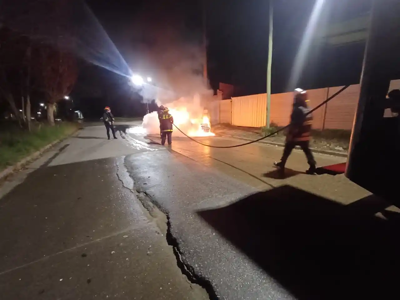 Incendio de vehículo en Mar del Plata: bomberos logró sofocar el fuego a tiempo