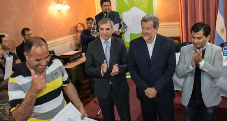 Las viviendas escrituradas deben pagar el impuesto inmobiliario y las tasas