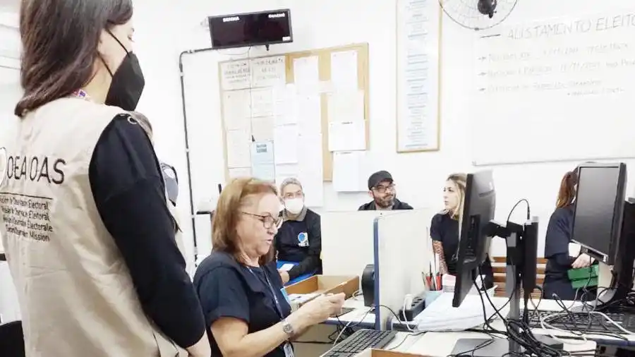 Una concurrencia masiva de brasileños votó en la Argentina