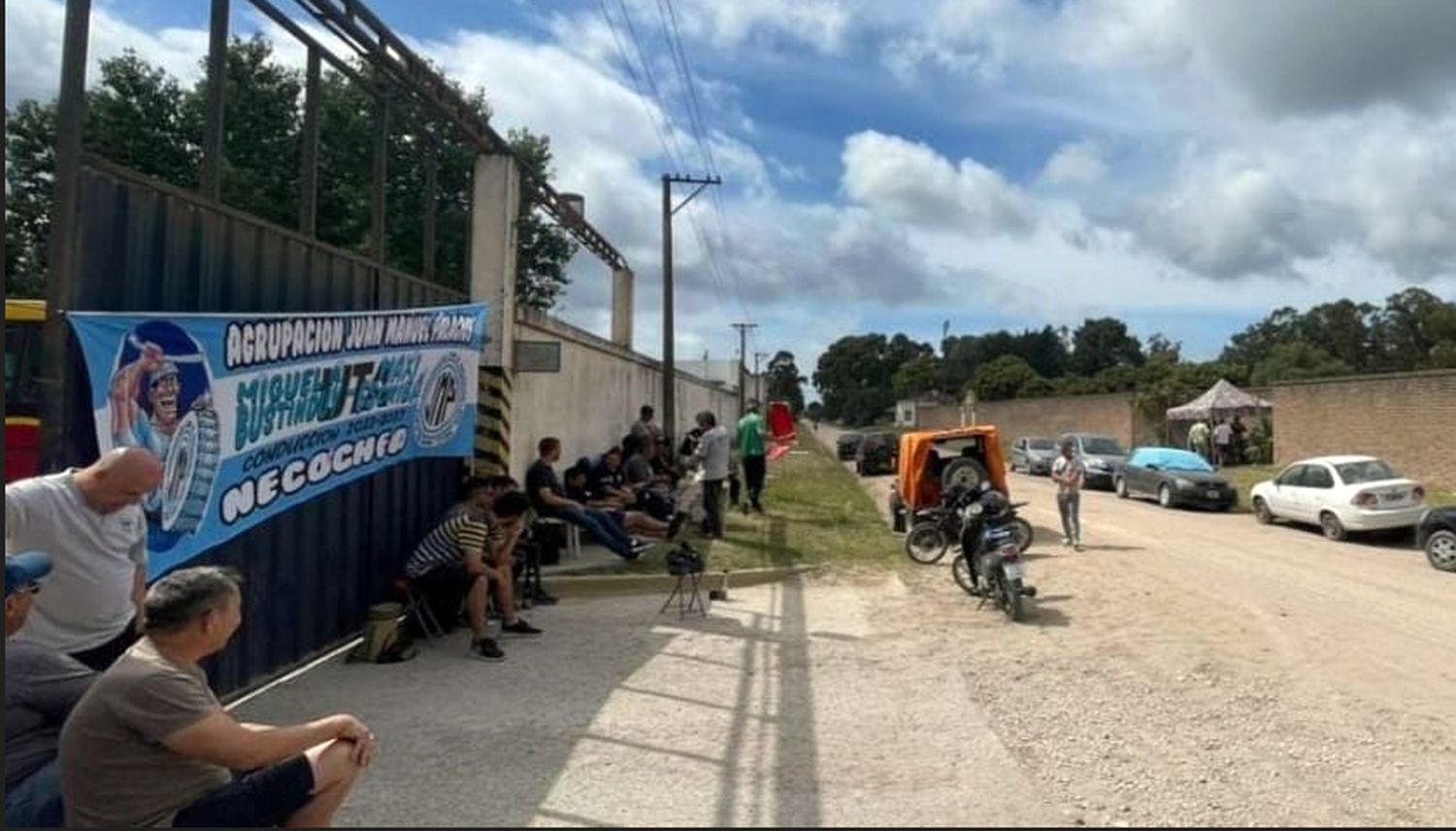 A la espera. En varios pasajes del día se fue dando el contacto entre los sindicalista de la UTA con los choferes de Transporte Necochea y Nueva Pompeya
