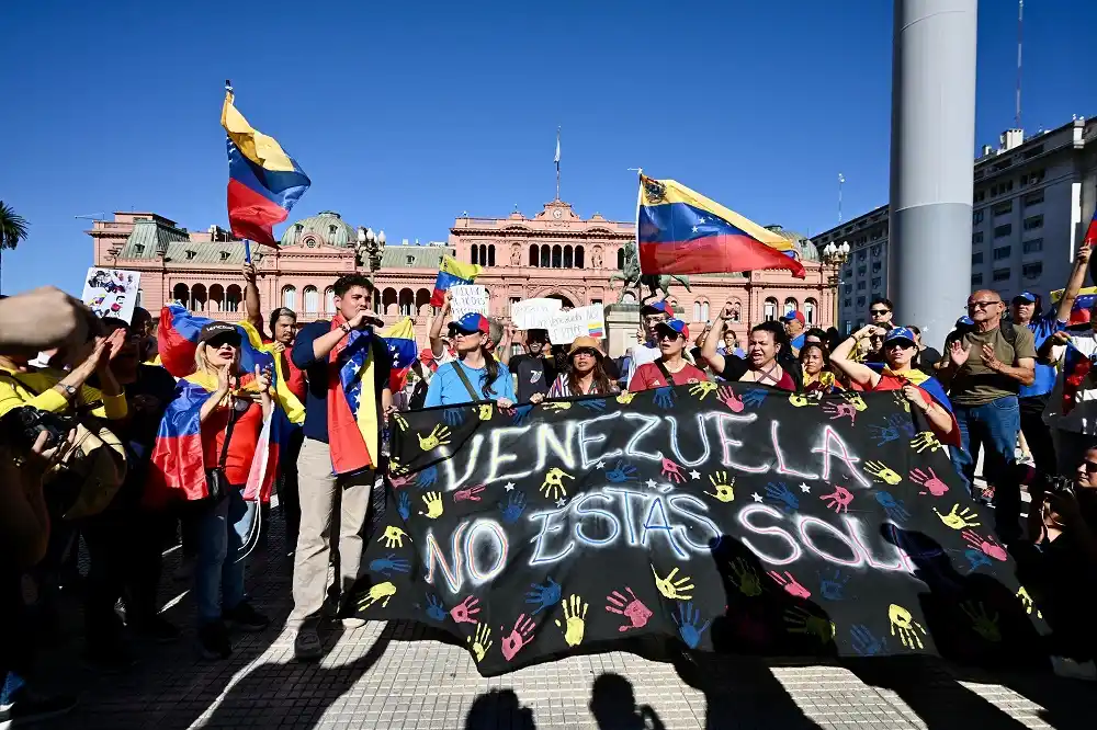 Venezolanos reclamaron en Plaza de Mayo por el traspaso de mando