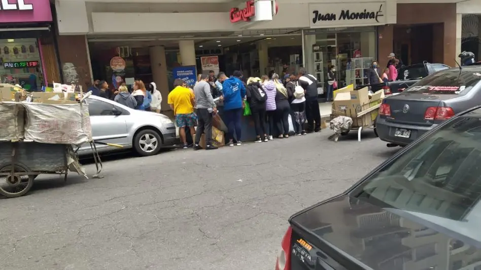 Furor en un volquete por fundas de celulares descartadas