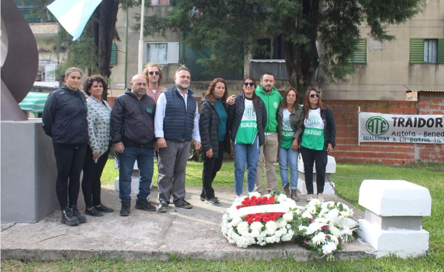 Integrantes de la CGT regional Gualeguay y de las CTA colocaron ofrendas florales.