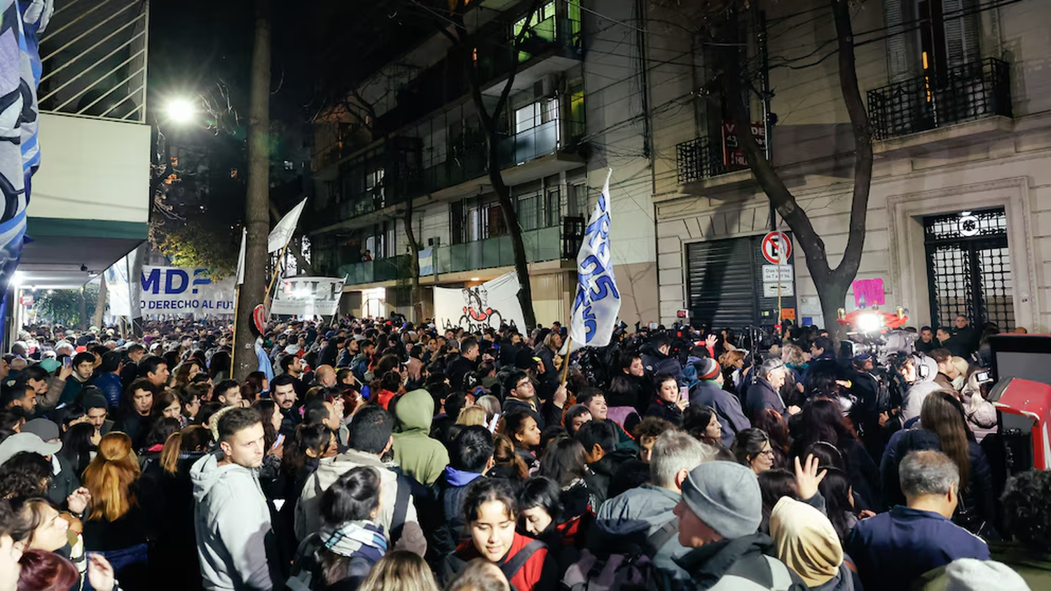 Militantes kirchneristas se habían concentrado frente al departamento de Cristina para brindarle su apoyo (RS Fotos)