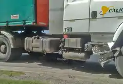 Un policía que circulaba en moto sufrió  graves heridas al colisionar con un camión
