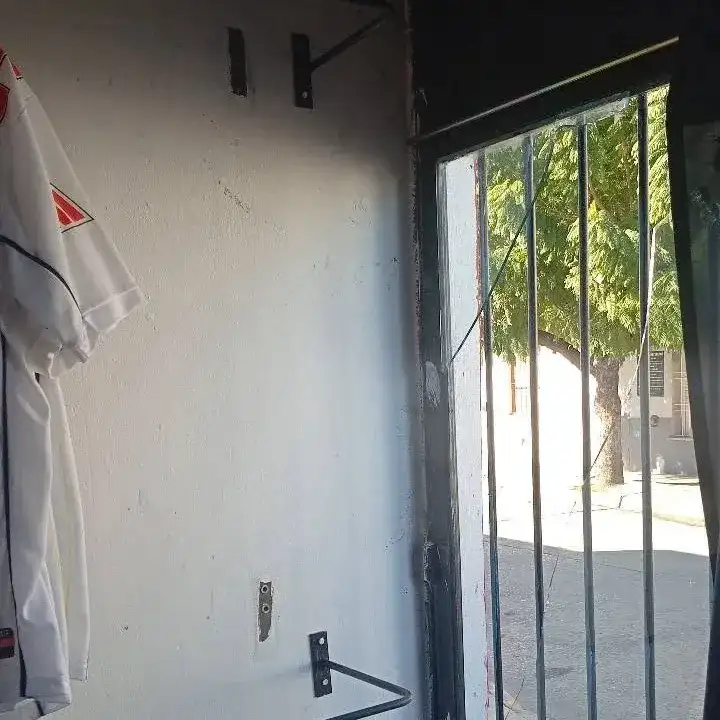 Rompieron la vidriera y robaron un local de ropa deportiva bottaro al 800