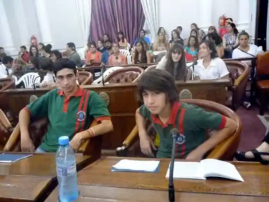 Senado Juvenil: alumnos de la Enova pasaron a la instancia provincial