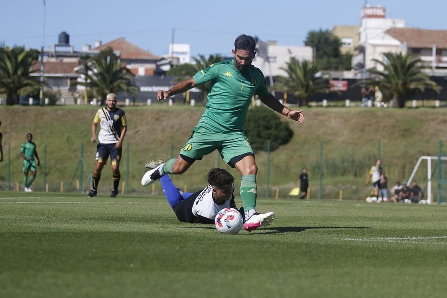 Doble goleada de Aldosivi ante los equipos locales