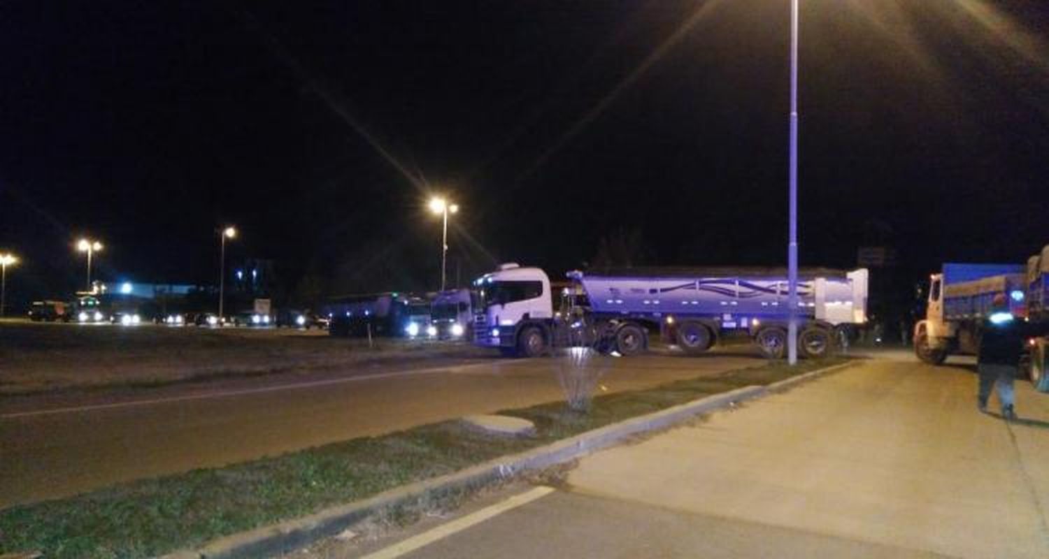 El conflicto en Celupaper impedía el paso de camiones areneros, que cortaron ruta 1001 y Crucero General Belgrano