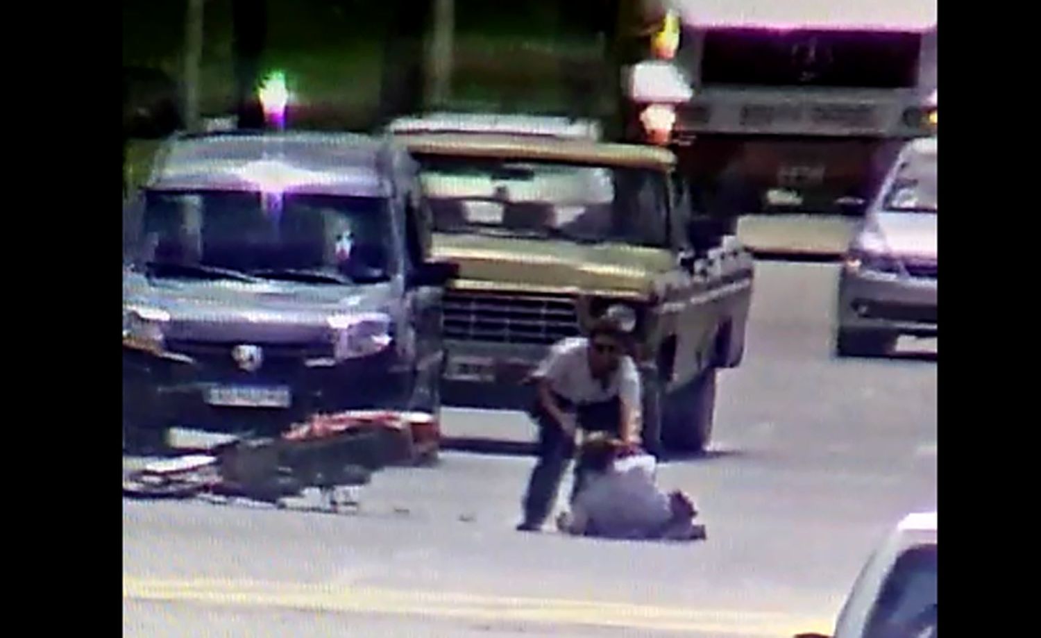 El video del momento en que la inspectora fue atropellada y detienen al motociclista