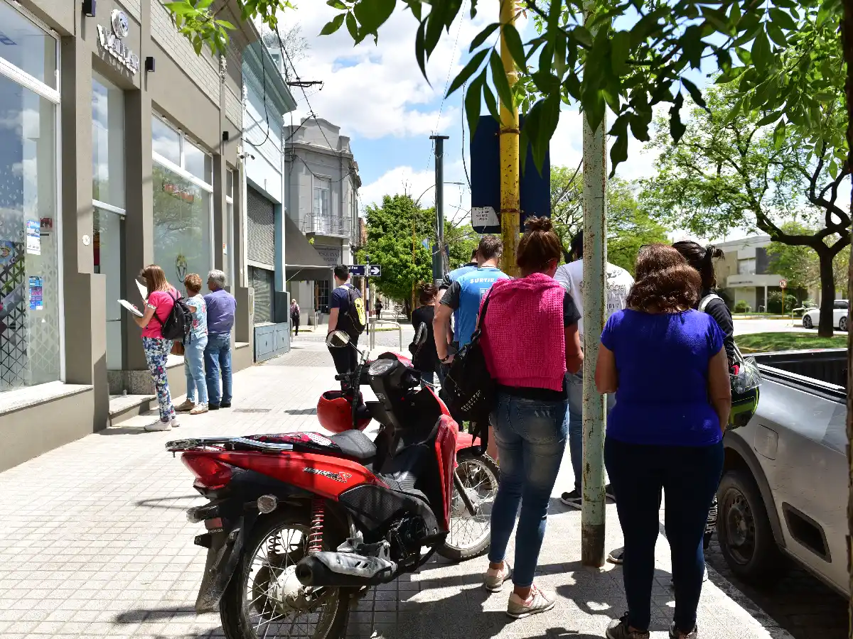 Los sanfrancisqueños salieron a comprar dólares