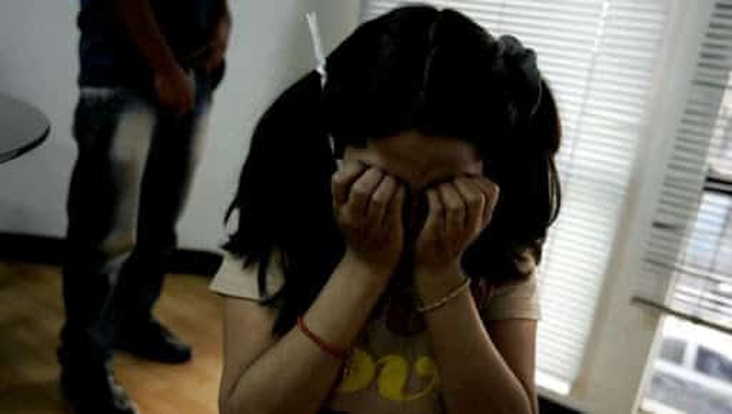 REPUDIABLE: Un abuelo vendió a su nieta de 11 años por $1.500, el comprador la abusó