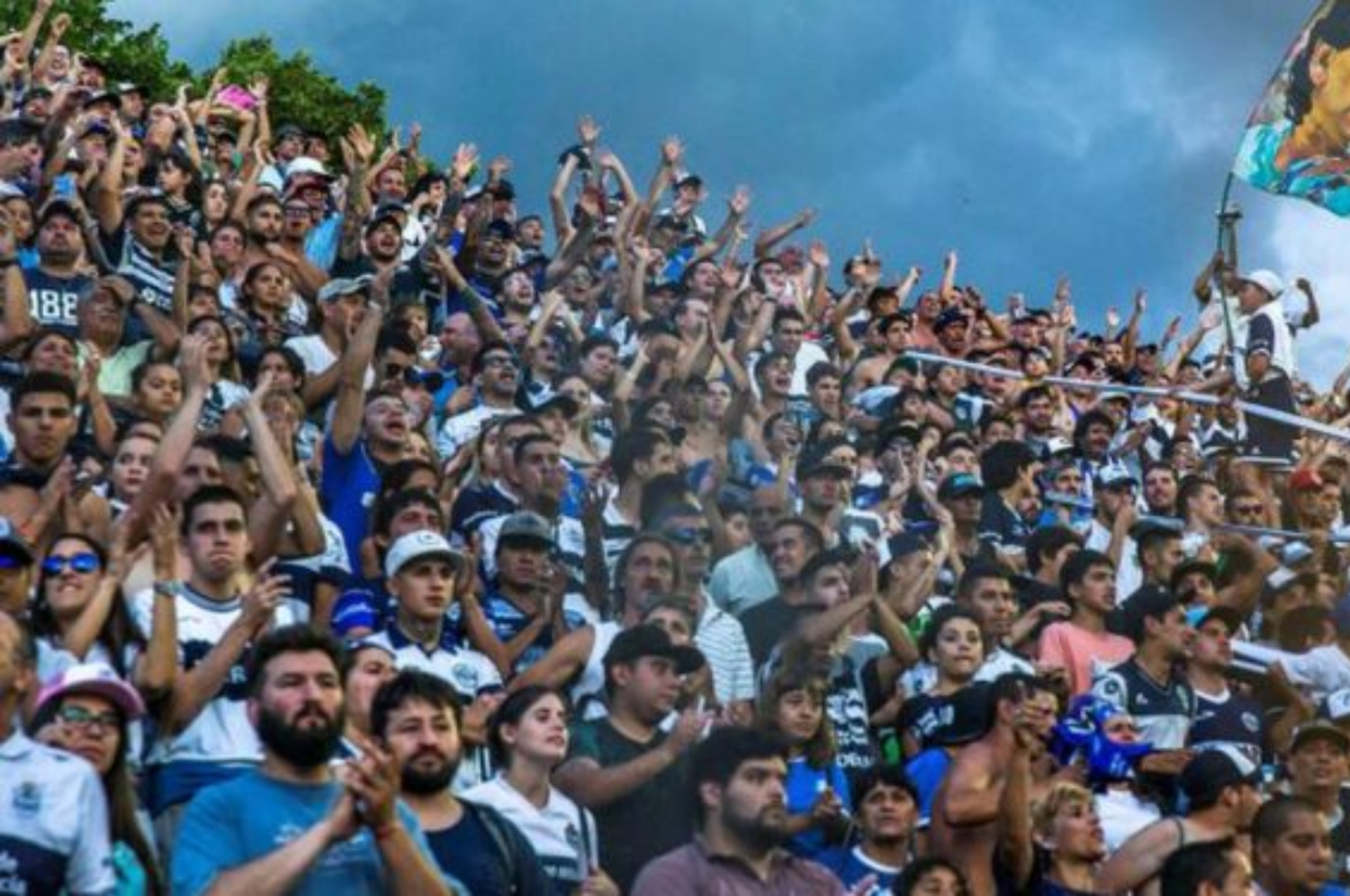 Fue detenido al intentar ingresar al estadio para ver el partido.