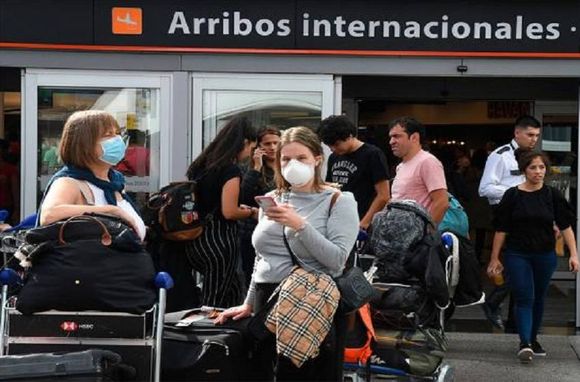 En alerta por la nueva cepa de coronavirus: aislaron a 47 personas que llegaron de Gran Bretaña