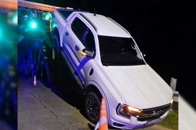 Avellaneda: quiso esquivar un control policial y terminó sobre la baranda de un puente