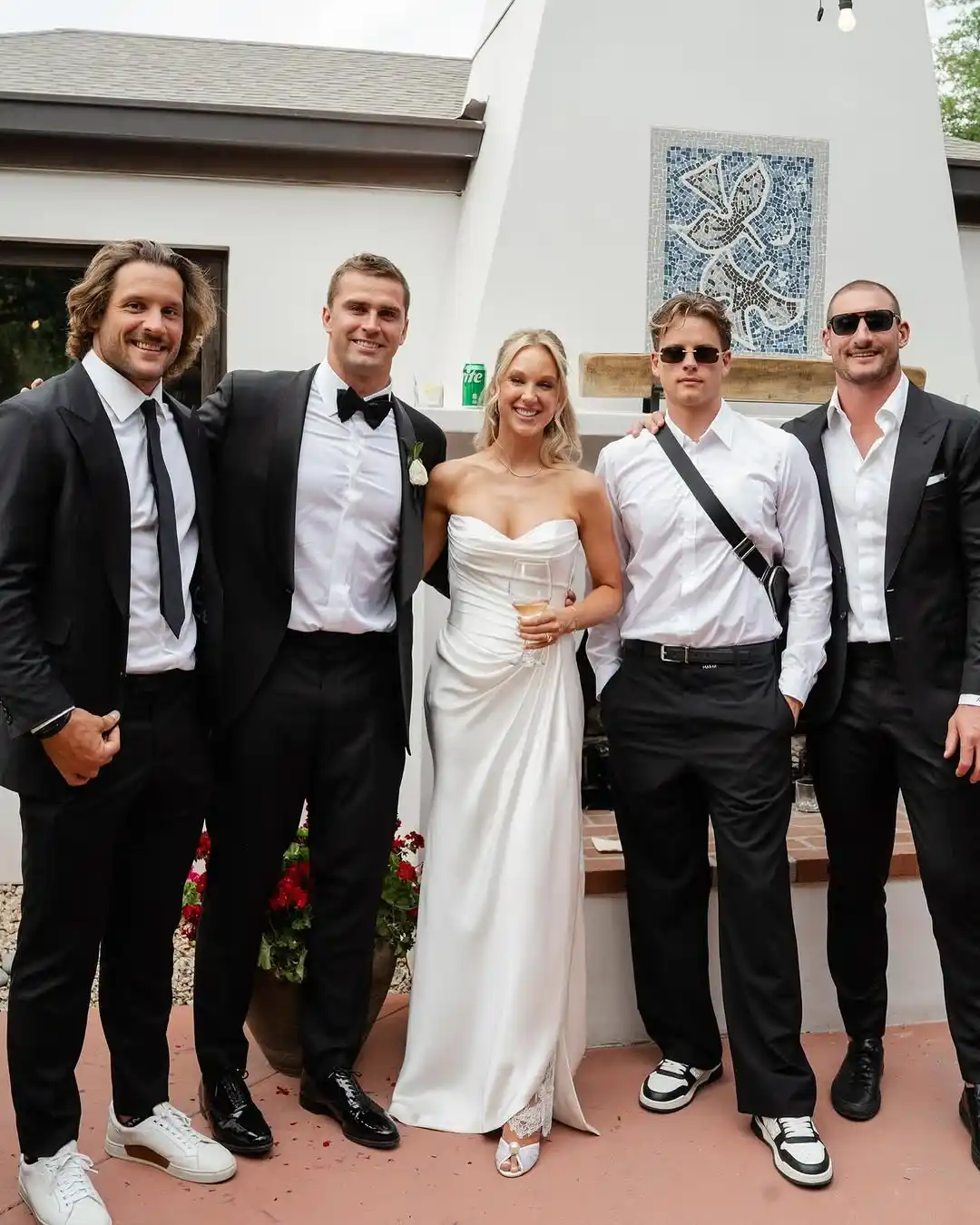 Sam Hubbard y Jessica Koehler junto a algunos de sus amigos