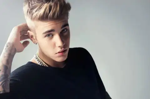 ¡Imperdible! La foto de Justin Bieber con lolas, uñas largas y aros