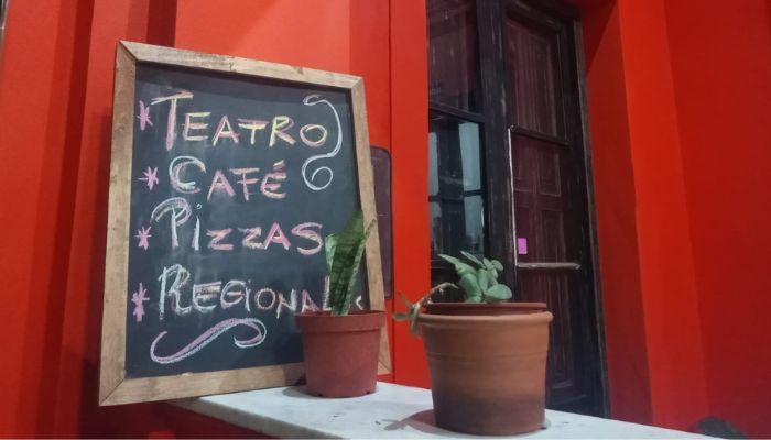 Teatro café Wojtyla: este sábado habrá ensambles de charangos y de guitarras