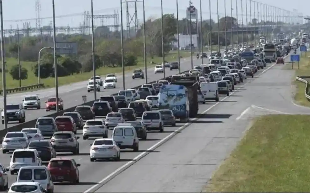 El flujo vehicular hacia la Costa Atlántica superó los 1700 vehículos por hora (imagen archivo).