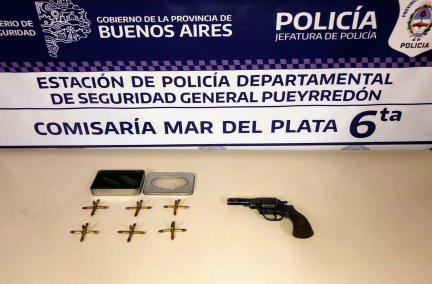 Le apuntó a su pareja con un revólver, gatilló y no salió la bala: fue detenido