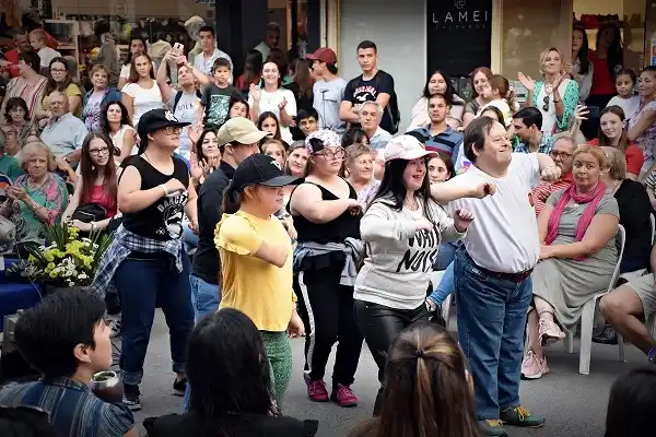 Gran primer desfile a beneficio de la Asociación Síndrome de Down