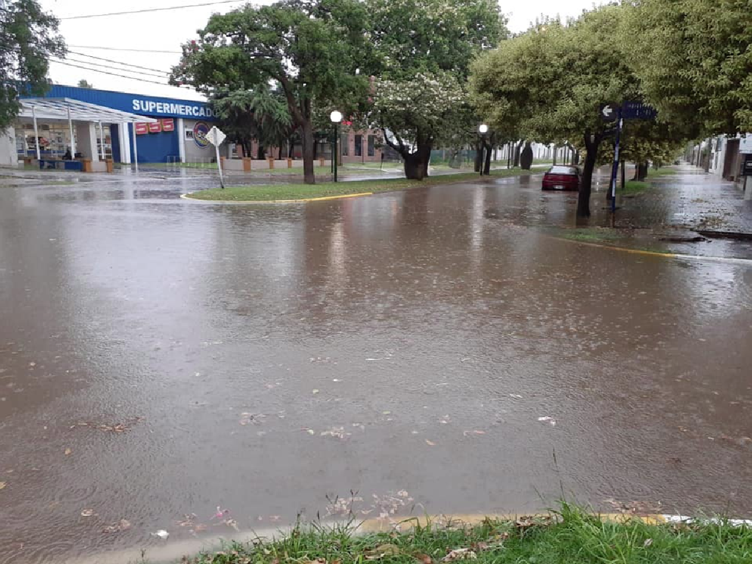 La tormenta complicó a toda la región: una familia evacuada en La Para 