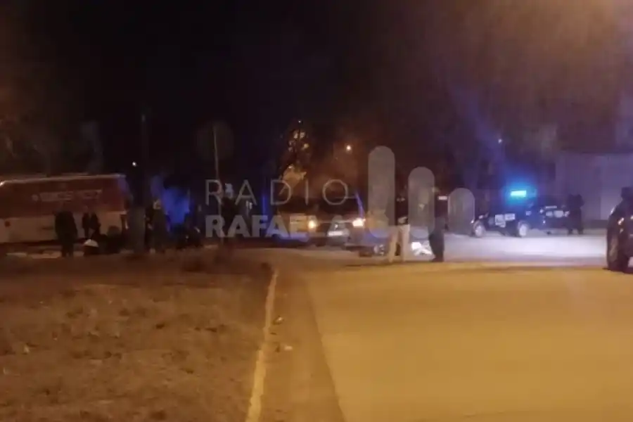Una menor de 14 años tuvo que ser atendida por el 107 luego de un choque entre una camioneta y una moto en barrio Mora