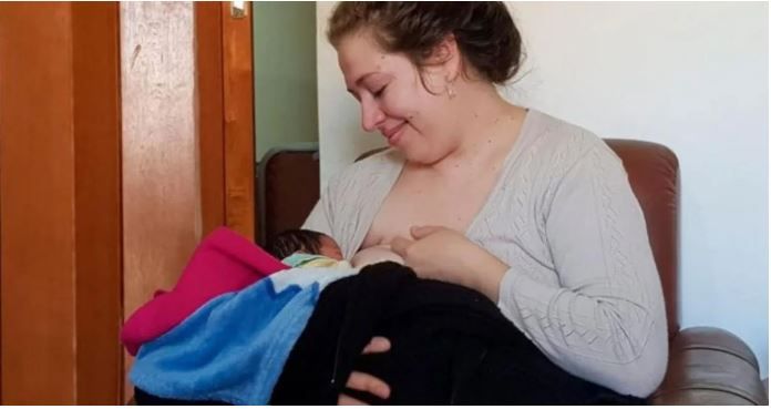 Abandonaron a un bebé en la puerta de su casa y lo amamantó