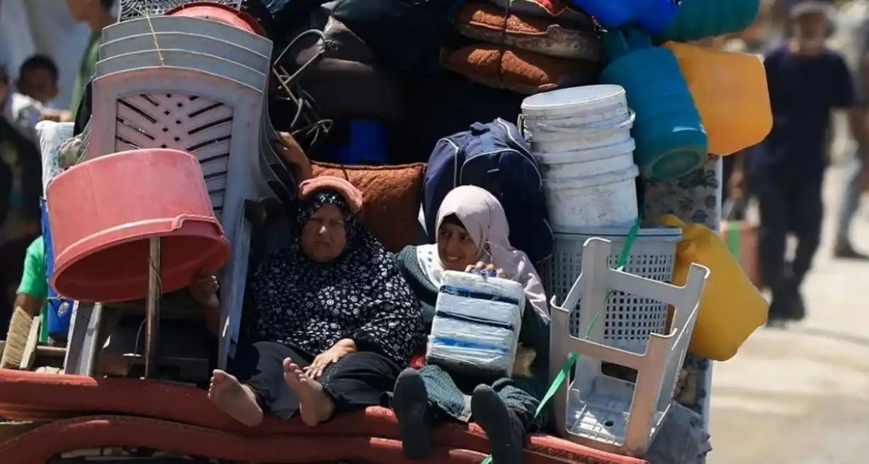 Palestinas huyen del norte de la Franja de Gaza hacia el sur, en medio de una operación militar israelí.