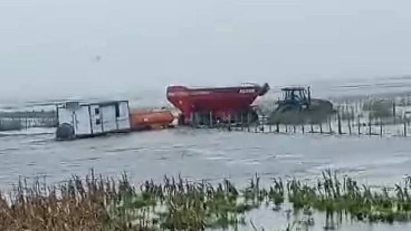Campos anegados en 9 de Julio: La maquinaria agrícola lucha por avanzar entre los lotes llenos de agua en el oeste bonaerense. (Foto: X Patricia Gorza).