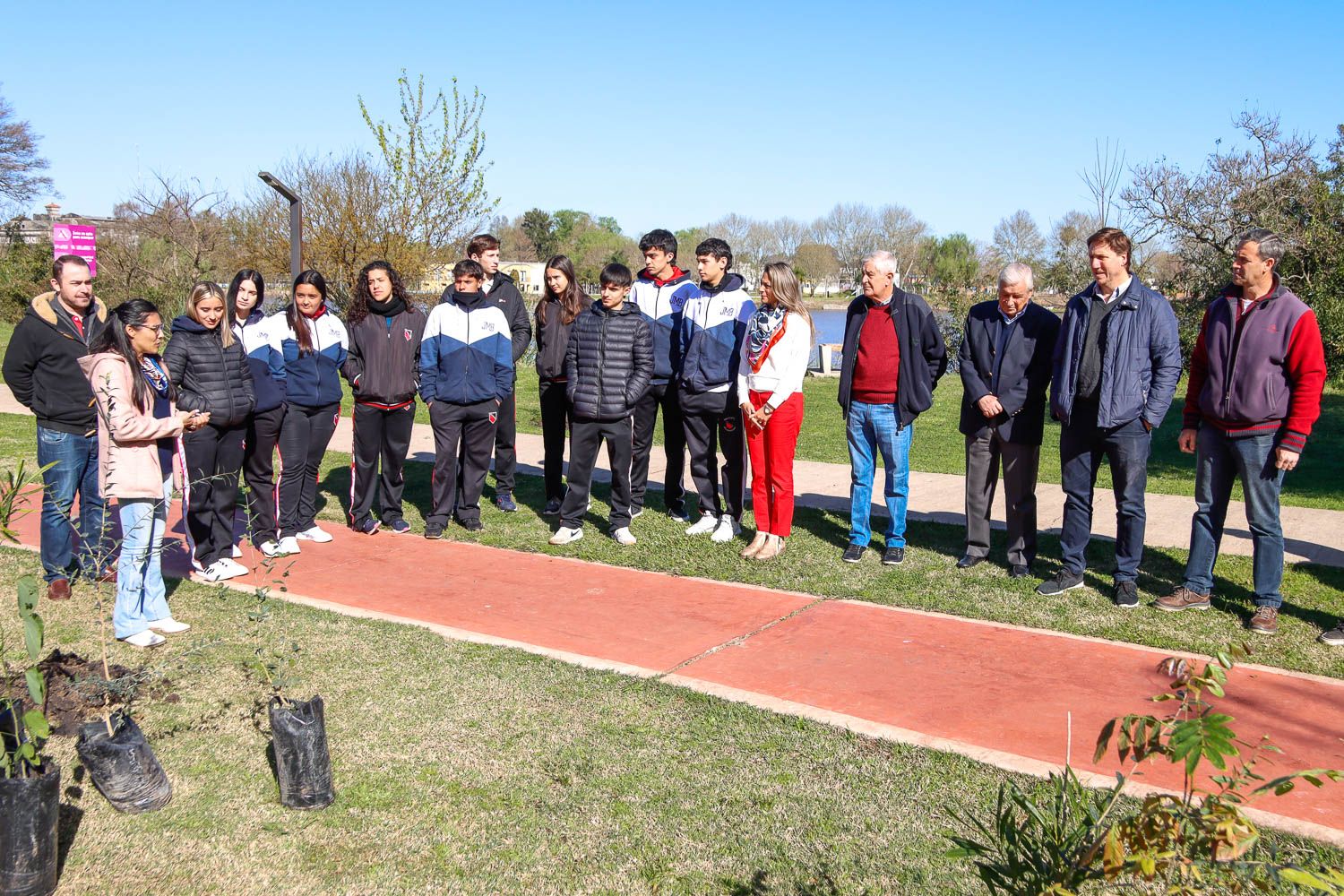 Conmemorando el Día del Árbol, la CARU donó 301 ejemplares que se plantaron en la ciudad