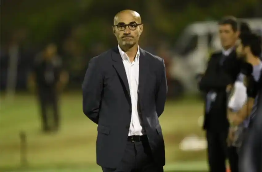 «Le informé a los jugadores y dirigentes que damos un paso al costado»