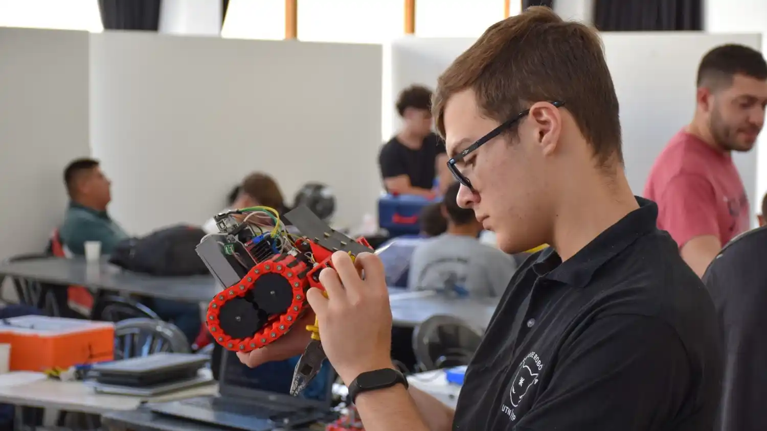 Está destinado a estudiantes de los últimos años del nivel medio.