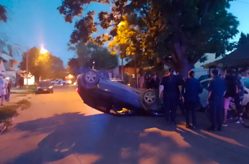 Un hombre internado por chocar con un auto estacionado