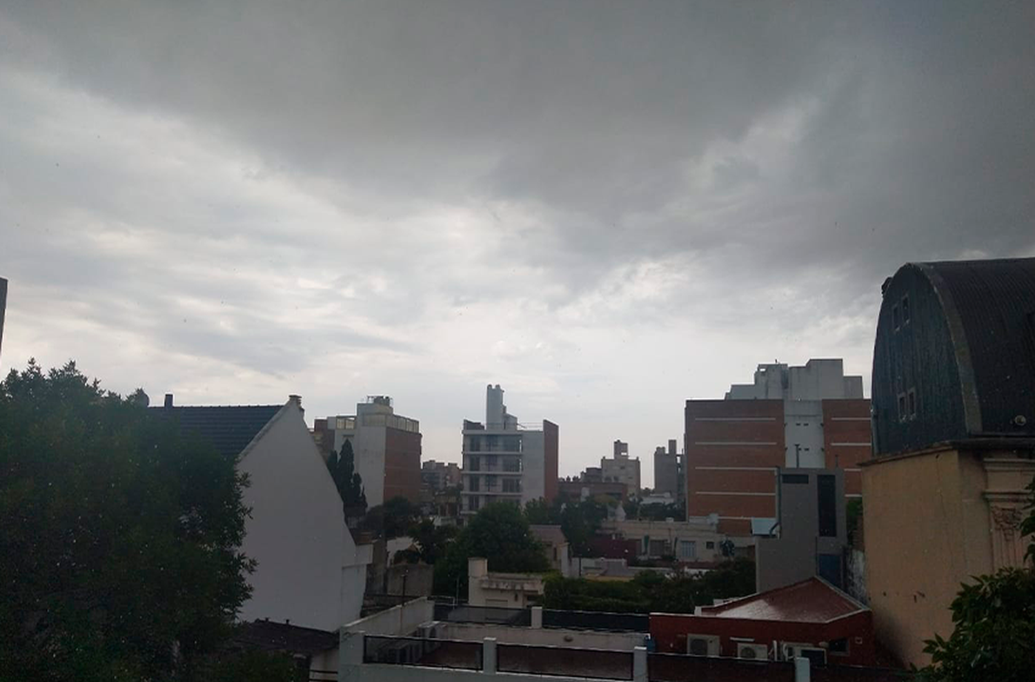 Viernes invernal de lloviznas y mucha humedad en Rosario