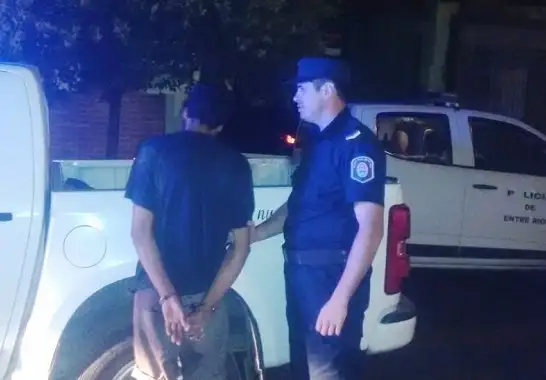 Un sujeto fue detenido cuando intentaba robar elementos de un vehículo