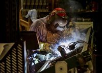Los salarios subieron 3,4% en abril, impulsados por el aumento del sector privado no registrado
