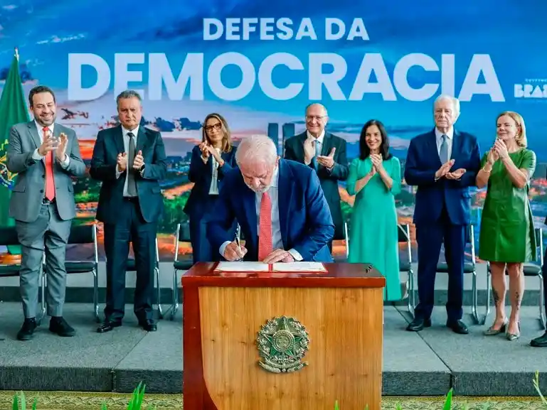 Lula da Silva firmó el veto a la reducción de penas a los condenados por intento de golpe de Estado.