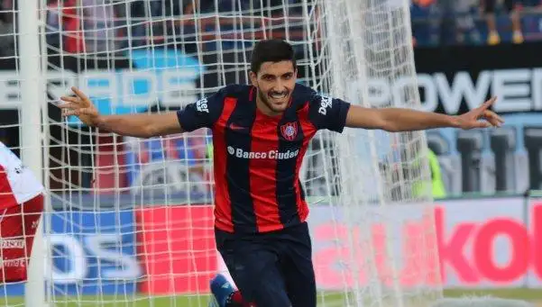 San Lorenzo se quedó con el clásico y la punta ante Huracán