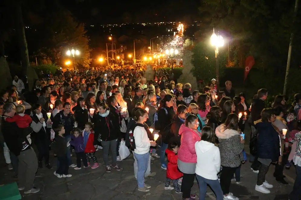 Miles de fieles participaron del Vía Crucis de la Familia